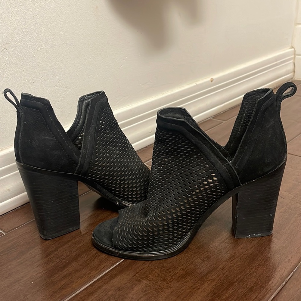 VINCE CAMUTO BOOTIES